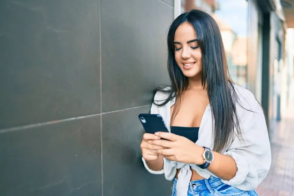 Jong Hispanic Meisje Glimlachen Gelukkig Met Behulp Van Smartphone Stad — Stockfoto