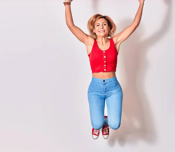 Mujer Hermosa Joven Vistiendo Ropa Casual Sonriendo Feliz Saltar Con — Foto de Stock