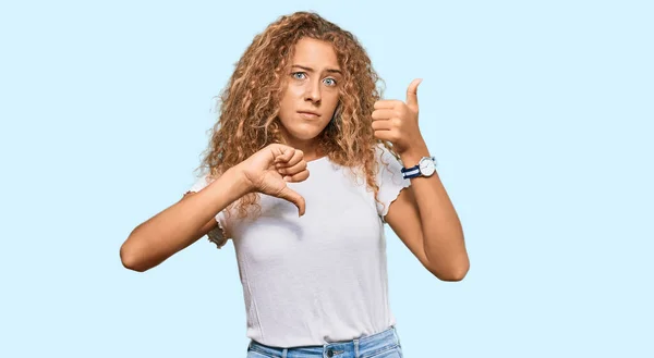 Mooi Kaukasisch Tienermeisje Met Casual Witte Tshirt Die Duimen Neer — Stockfoto