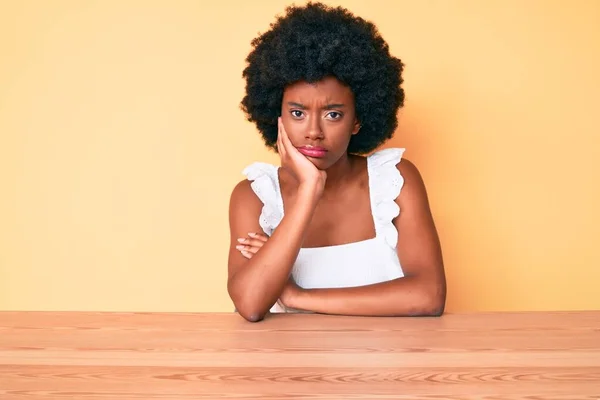 Mujer Afroamericana Joven Que Usa Ropa Casual Pensando Que Parece — Foto de Stock