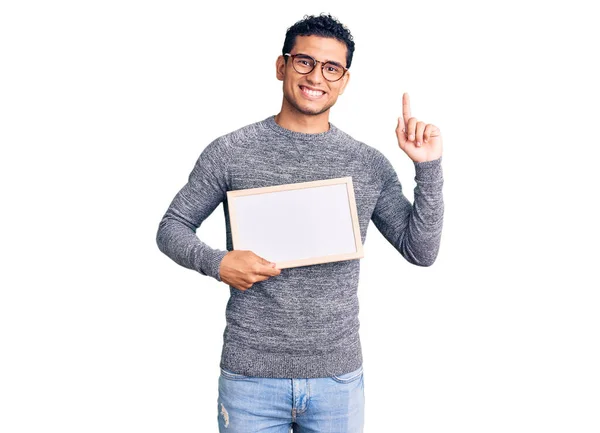 Hispanisch Gut Aussehender Junger Mann Mit Leerem Transparent Überrascht Mit — Stockfoto