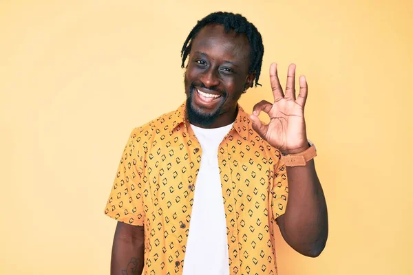 Joven Afroamericano Hombre Con Trenzas Con Ropa Casual Sonriendo Positiva —  Fotos de Stock