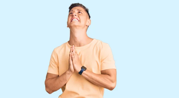 Fiatal Jóképű Férfi Alkalmi Ruhát Visel Könyörög Imádkozik Kéz Kézben — Stock Fotó