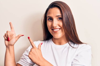 Genç, güzel, esmer bir kadın. Günlük tişört giyiyor. Gülümsüyor ve kameraya bakıyor.. 