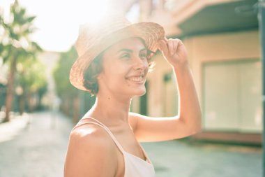 Genç İspanyol kadın tatilde. Gülümsüyor. Şehrin caddesinde mutlu yürüyüşler.