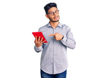 Yakışıklı Latin Amerikalı, dokunmatik ped tutan genç adam mutlu bir şekilde elini ve parmağını gösterdi. 