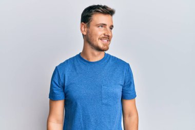 Yakışıklı, günlük kıyafetler giyen, rahat bir görünüm takınan, doğal yüzlü ve kendine güvenen beyaz bir adam.. 