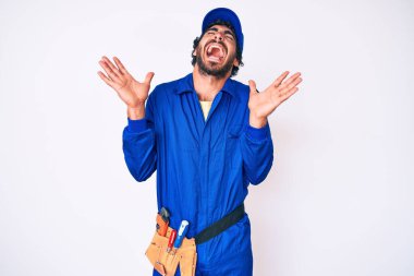 Kıvırcık saçlı ve ayı gibi giyinen yakışıklı genç adam kolları havada ve gözleri kapalı heyecanla haykırarak başarının çılgınlığını kutluyor. Kazanan konsept 