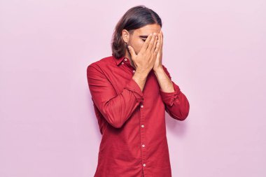 İş kıyafetleri giyen, suratını elleriyle kapatıp ağlayan genç yakışıklı bir adam. depresyon kavramı. 