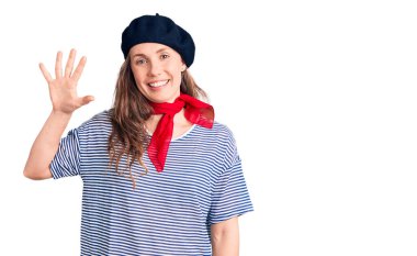 Fransız beresi ve çizgili tişört giyen genç ve güzel sarışın kadın beş numarayı gösteriyor ve gülümsüyor ve gülümsüyor.. 