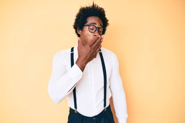 Afro saçlı, şık giyinmiş yakışıklı Afro-Amerikalı adam. Ağzı eliyle kapatmaktan sıkılmış, esnemekten sıkılmış. Huzursuz ve uykulu.. 