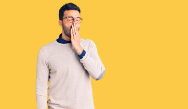 Zarif kıyafetler ve gözlük takan genç, yakışıklı İspanyol adam ağzını eliyle kapatmaktan sıkıldı. Huzursuz ve uykulu.. 