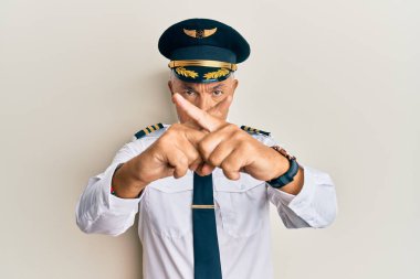 Yakışıklı, orta yaşlı, olgun, uçak pilotu üniforması giyen, reddedilme ifadesi. 