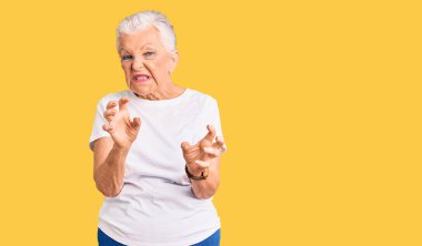 Son sınıf güzeli, mavi gözlü, gri saçlı, sıradan beyaz tişörtlü, tiksindirici ve tiksindirici bakışları olan bir kadın.. 