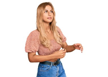 Yazlık bluz giyen güzel sarışın bir kadın. Hatayla el ele tutuşup şaşırdı. Hatayı hatırla. Unuttum, kötü hafıza kavramı. 