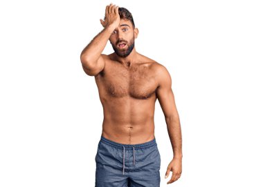 Mayo giyen genç İspanyol adam yanlışlıkla elleri kafasında şaşırdı. Hatayı hatırla. Unuttum, kötü hafıza kavramı. 