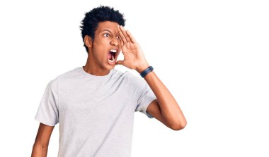 Sıradan kıyafetler giymiş genç Afro-Amerikalı adam el ele tutuşarak bağırıyor ve bağırıyordu. iletişim konsepti. 