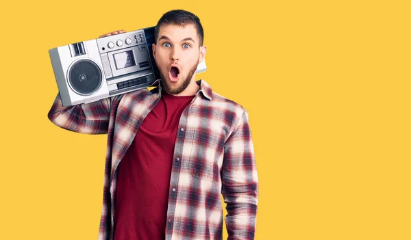 Ung Stilig Man Lyssnar Musik Håller Boombox Rädd Och Förvånad — Stockfoto