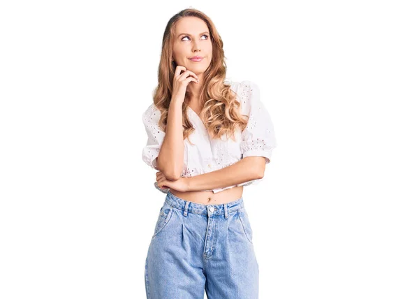 Mujer Joven Caucásica Con Pelo Rubio Usando Elegante Camiseta Verano —  Fotos de Stock