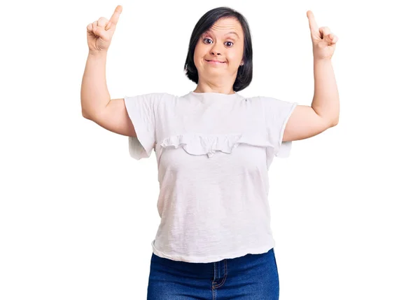 Brünette Frau Mit Syndrom Trägt Legeres Weißes Shirt Lächelt Erstaunt — Stockfoto