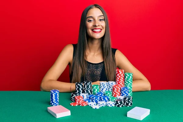 Νεαρή Ισπανίδα Που Κάθεται Στο Τραπέζι Παίζοντας Πόκερ Και Δείχνει — Φωτογραφία Αρχείου