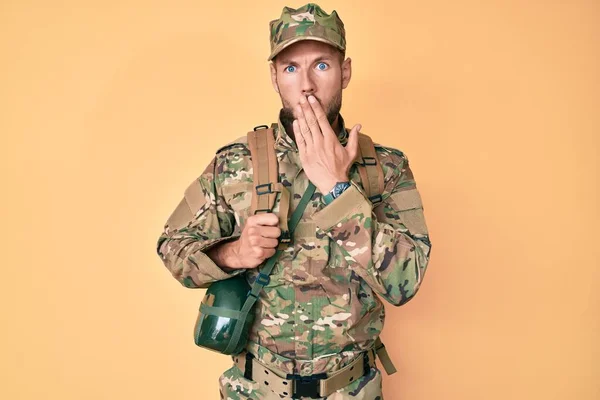 カモフラージュ軍の制服を着た若い白人男性と 手で口を覆い ショックを受け 間違いを恐れていた 驚きの表情 — ストック写真