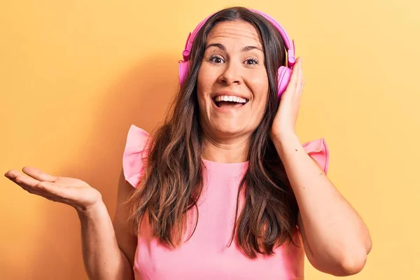 Ung Vacker Brunett Kvinna Lyssnar Musik Med Hörlurar Över Gul — Stockfoto