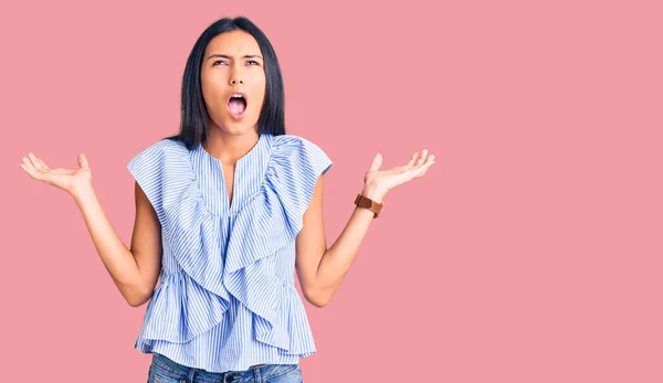 Menina Latina Bonita Jovem Vestindo Roupas Casuais Loucos Loucos Gritando — Fotografia de Stock