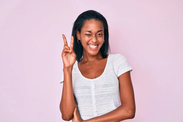 Jovem Afro Americana Vestindo Roupas Casuais Sorrindo Com Rosto Feliz — Fotografia de Stock