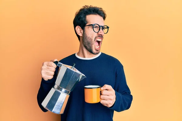 Ung Latinamerikan Dricker Italienskt Kaffe Arg Och Galen Skriker Frustrerad — Stockfoto