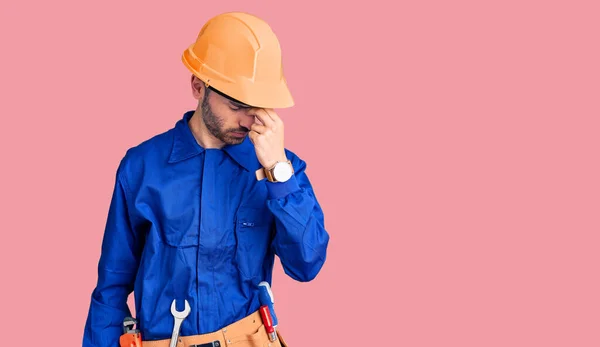 Junger Hispanischer Mann Arbeiteruniform Reibt Sich Müde Nase Und Augen — Stockfoto