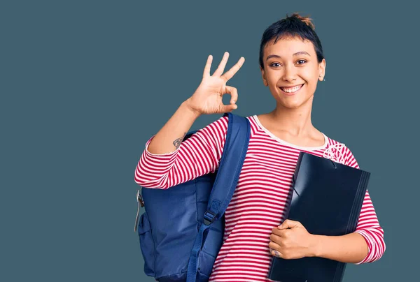 Jovem Mulher Vestindo Mochila Estudante Segurando Binder Fazendo Sinal Com — Fotografia de Stock