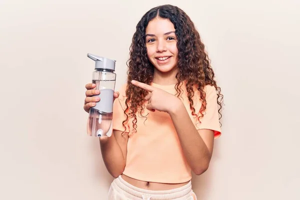 Schöne Junge Mädchen Mit Lockigem Haar Trägt Sportbekleidung Hält Wasserflasche — Stockfoto