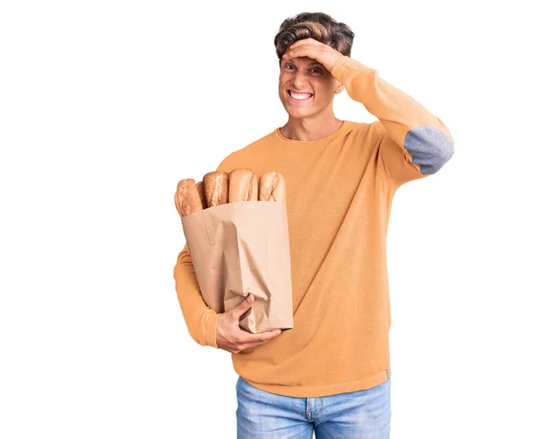 Jonge Knappe Man Met Papieren Zak Met Brood Gestresst Gefrustreerd — Stockfoto