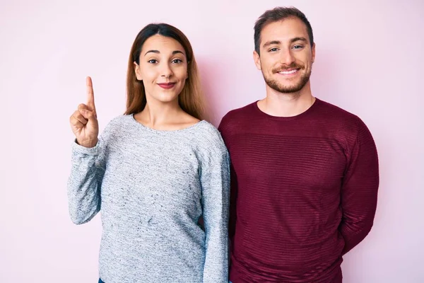 Belo Casal Vestindo Roupas Casuais Mostrando Apontando Para Cima Com — Fotografia de Stock