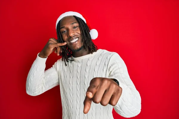 Homem Afro Americano Com Tranças Usando Chapéu Natal Sorrindo Falando — Fotografia de Stock