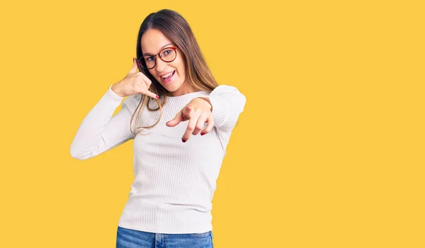 Bella Bruna Giovane Donna Che Indossa Maglione Bianco Casual Occhiali — Foto Stock