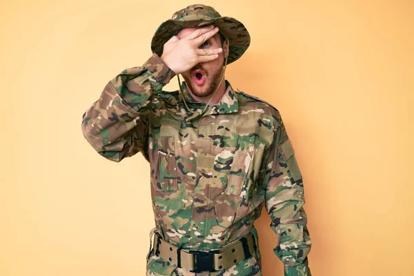 Jovem Caucasiano Vestindo Uniforme Exército Camuflagem Espreitando Choque Cobrindo Rosto — Fotografia de Stock