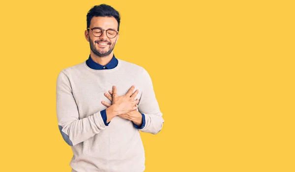 Homem Hispânico Bonito Jovem Vestindo Roupas Elegantes Óculos Sorrindo Com — Fotografia de Stock