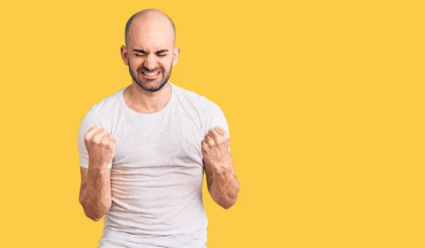 Joven Hombre Guapo Con Camiseta Casual Muy Feliz Emocionado Haciendo —  Fotos de Stock