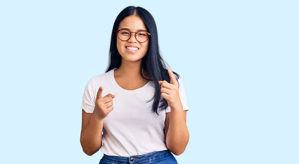 Mladá Krásná Asijská Dívka Sobě Ležérní Oblečení Brýle Ukazuje Prsty — Stock fotografie