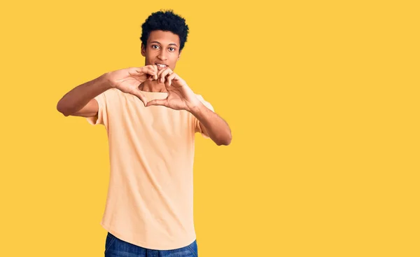 Ung Afrikansk Amerikansk Man Klädd Avslappnade Kläder Leende Kärlek Gör — Stockfoto