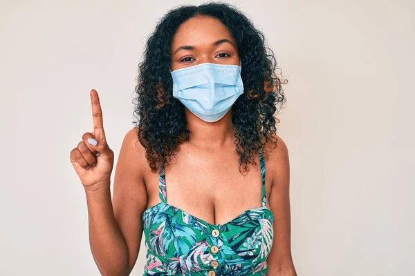 Νεαρή Αφροαμερικανή Που Φοράει Ιατρική Μάσκα Χαμογελώντας Μια Ιδέα Ερώτηση — Φωτογραφία Αρχείου