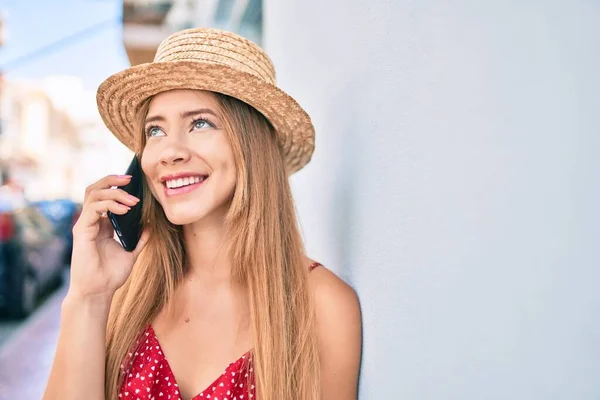 Young Caucasian Tourist Girl Smiling Happy Talking Smartphone Leaning Wall — ストック写真