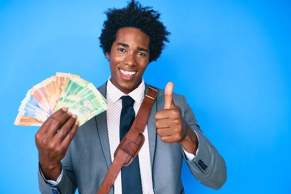 Hombre Afroamericano Guapo Con Cabello Afro Sosteniendo Billetes Rand Sudafricanos —  Fotos de Stock