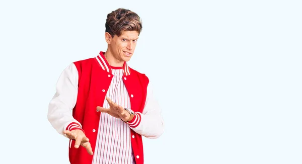 Jovem Homem Bonito Vestindo Uniforme Beisebol Expressão Enojada Descontente Temeroso — Fotografia de Stock