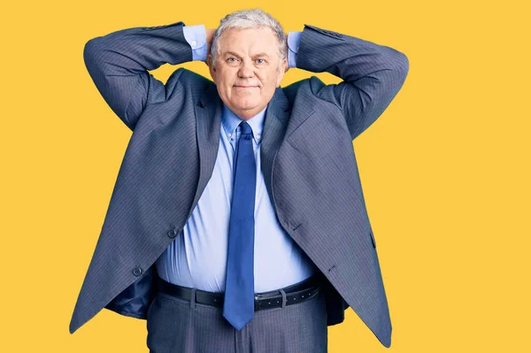 Senior Gråhårig Man Bär Business Jacka Avkopplande Och Stretching Armar — Stockfoto