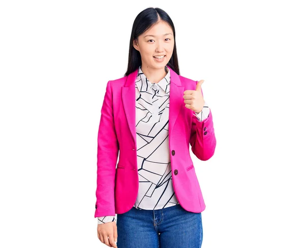 Jeune Belle Femme Chinoise Portant Des Vêtements Élégants Souriant Heureux — Photo