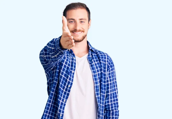 Jovem Caucasiano Bonito Vestindo Roupas Casuais Sorrindo Amigável Oferecendo Aperto — Fotografia de Stock