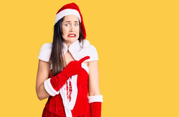 Giovane Bella Donna Caucasica Indossa Costume Babbo Natale Indicando Parte — Foto Stock